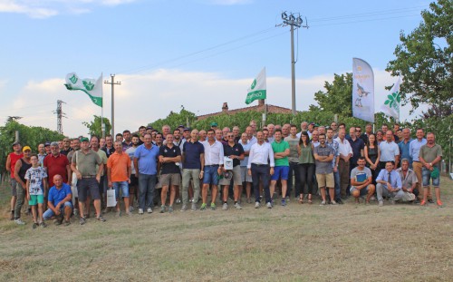I partecipanti alla giornata formativa in campo organizzata da Confagricoltura ad Alba