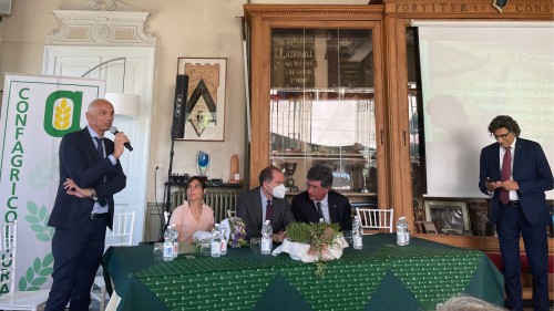 Enrico Allasia parla durante l'assemblea di federazione nel salone con il presidente di Confagricoltura Massimiliano Giansanti e Monica Canalis