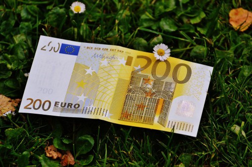 banconota da duecento euro su un prato