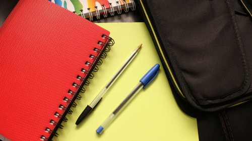 quaderni e penne per il corso