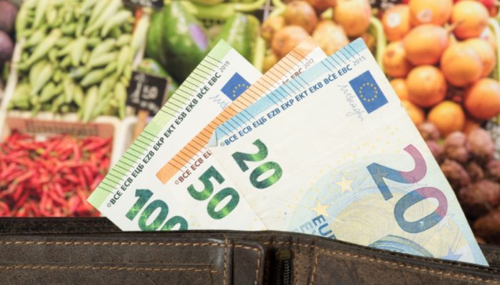 euro-nel-portafogli-nel-mercato-di-frutta-e-verdura