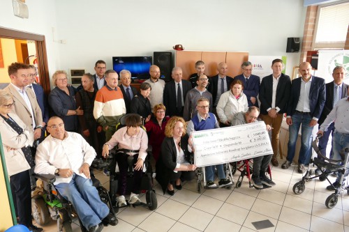 Foto di gruppo della donazione ad Ashas a Savigliano