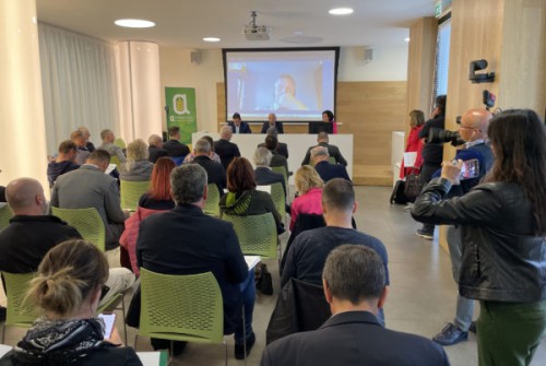 Il pubblico di giornalisti e rappresentanti delle istituzioni che ha preso parte alla conferenza in Confagricoltura a Cuneo